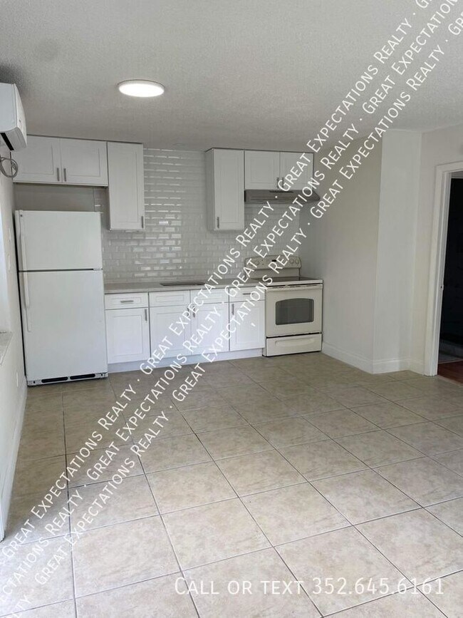 5834 SE Drew Rd in Belleview, FL - Building Photo - Building Photo