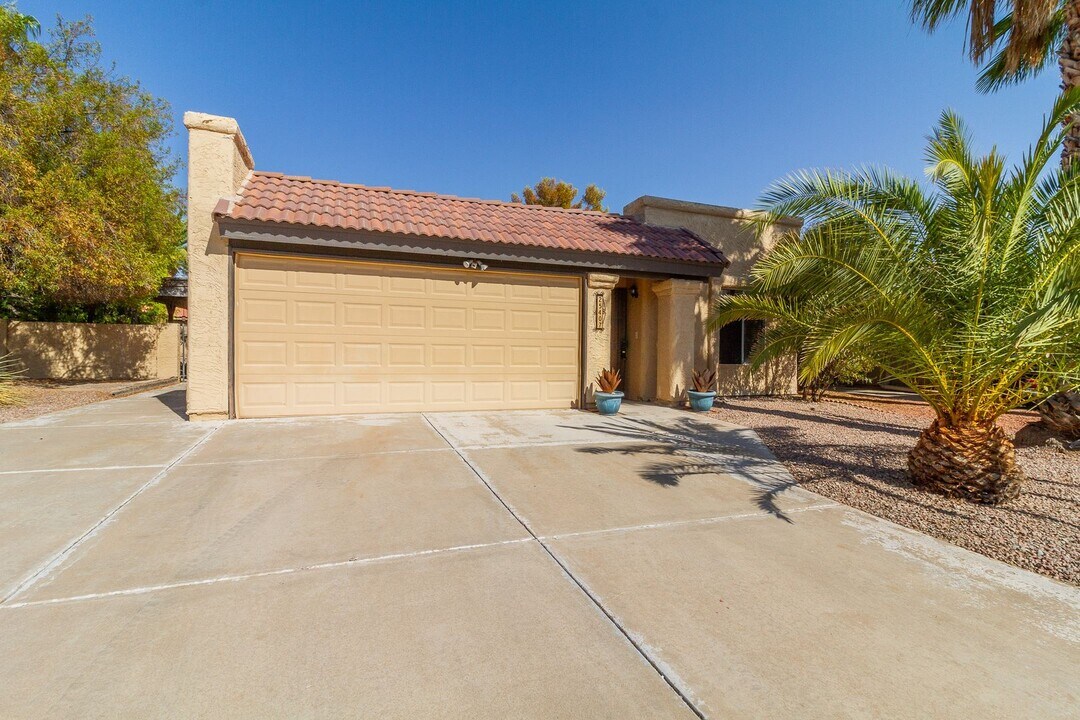 25407 S Pinewood Dr in Sun Lakes, AZ - Building Photo