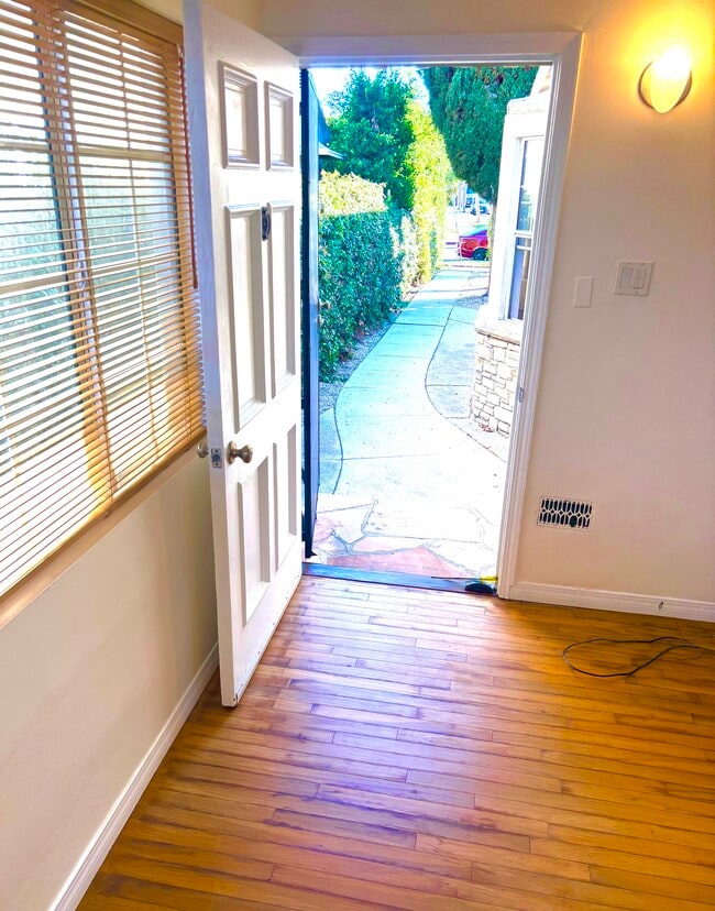 8523 Pickford St, Unit Beverlywood Triplex in Los Angeles, CA - Building Photo - Building Photo