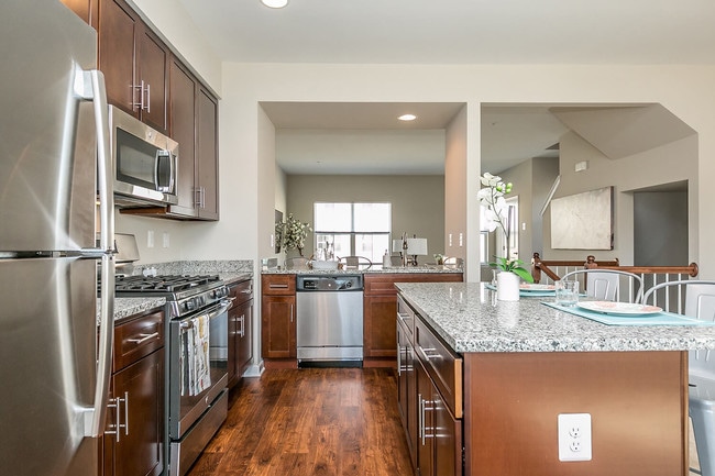 Townes at Pine Orchard in Ellicott City, MD - Foto de edificio - Building Photo