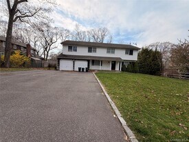 8 Tobi Ln in East Setauket, NY - Building Photo