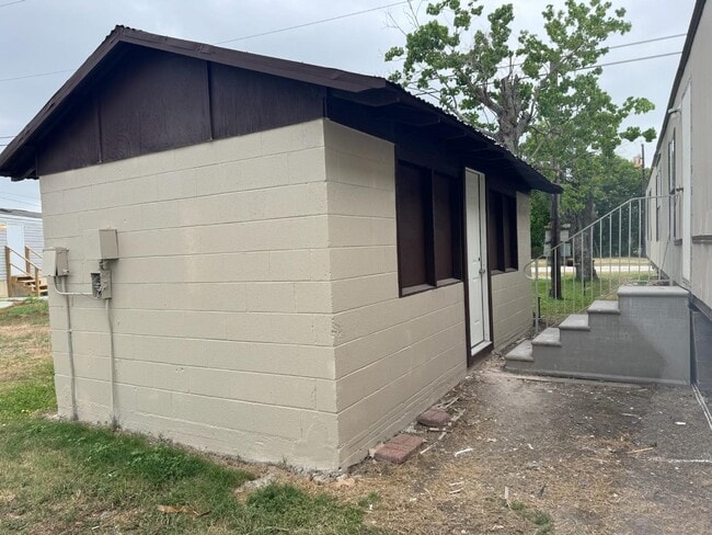 2432 W Austin St in Port Lavaca, TX - Building Photo - Building Photo