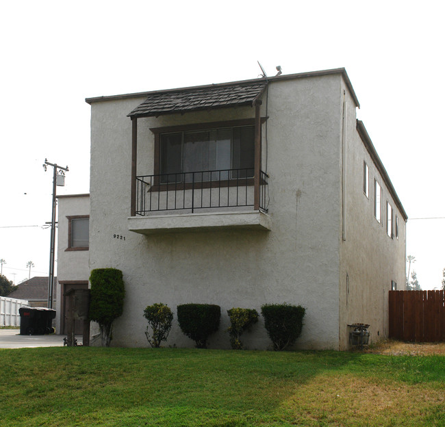 9221 Wheeler Ct in Fontana, CA - Foto de edificio - Building Photo