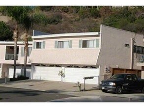 4560-4566 Cove Dr in Carlsbad, CA - Building Photo - Building Photo