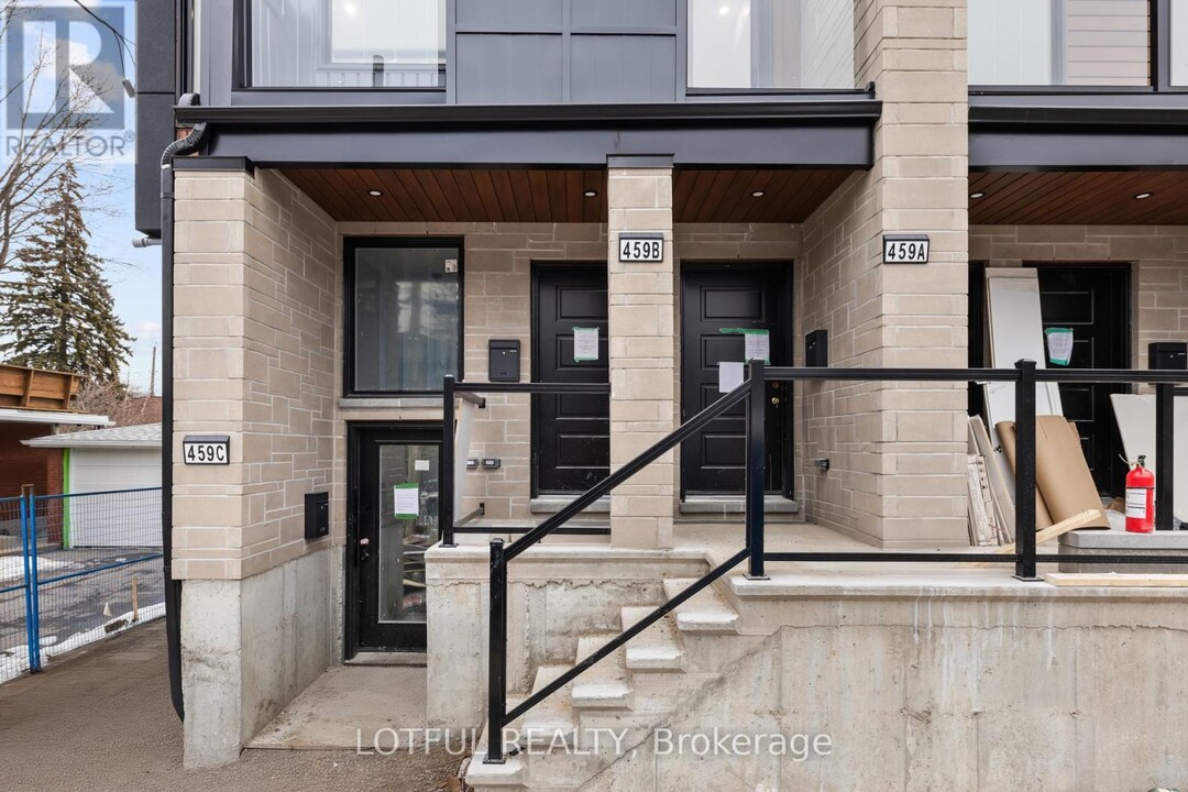 461 Tweedsmuir Ave in Ottawa, ON - Building Photo
