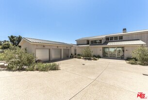 29958 Harvester Rd in Malibu, CA - Building Photo