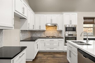 2333 Legend Hill Dr in Leander, TX - Building Photo - Building Photo