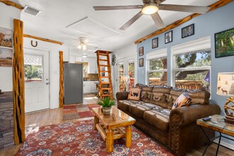 105 Hi View Dr in Lakehills, TX - Building Photo - Building Photo