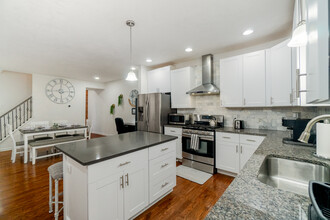 239 Albert St in Pittsburgh, PA - Building Photo - Building Photo