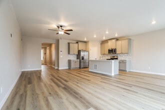 17975 E 94th Dr in Commerce City, CO - Foto de edificio - Building Photo