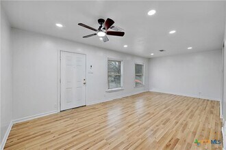 1204 Toliver St in Killeen, TX - Foto de edificio - Building Photo