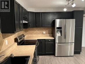 205 Dorchester Dr in Grimsby, ON - Building Photo - Building Photo