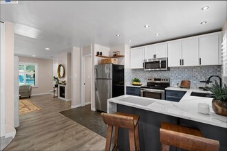 810 Oak Grove Rd in Concord, CA - Foto de edificio - Building Photo