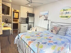 313 S Rios Ave, Unit Solana studio in Solana Beach, CA - Building Photo