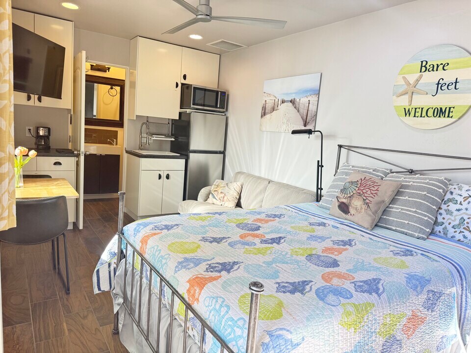 313 S Rios Ave, Unit Solana studio in Solana Beach, CA - Building Photo