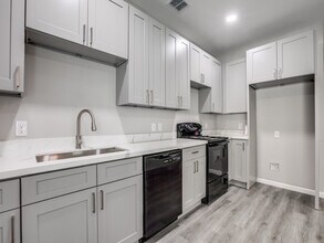 2910 S Laredo St in San Antonio, TX - Building Photo - Building Photo