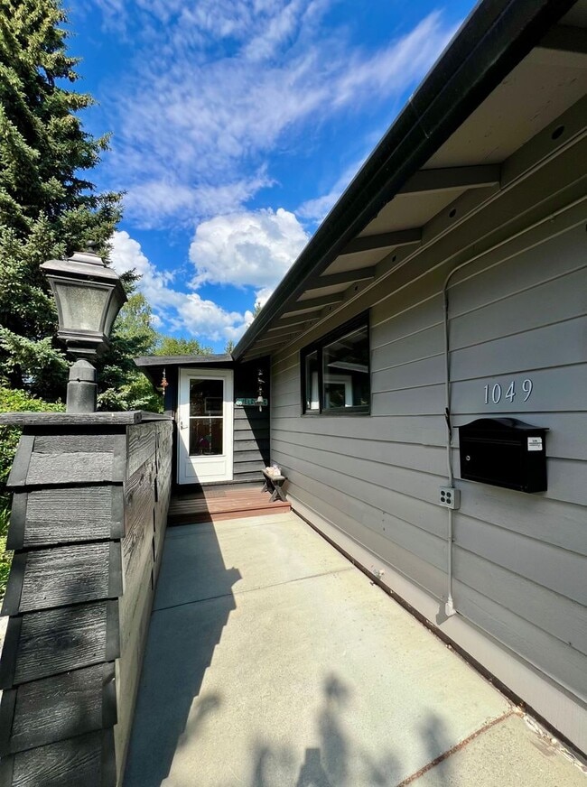 1049 Pedro St in Fairbanks, AK - Foto de edificio - Building Photo