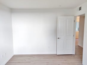 326 S Westlake Ave-Unit -102 in Los Angeles, CA - Building Photo - Building Photo
