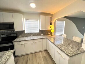 140 NW 124th St in North Miami, FL - Foto de edificio - Building Photo