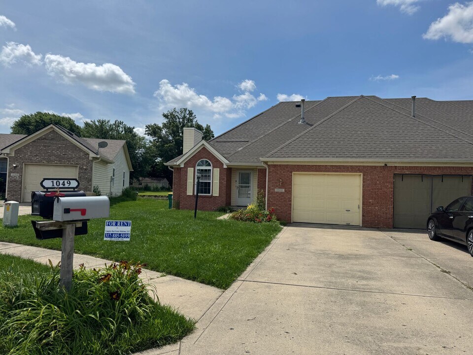 1049 Mustang Ct in Franklin, IN - Building Photo