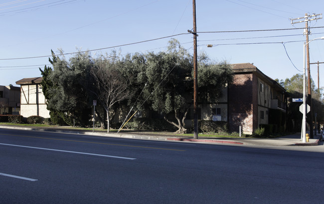 6135 Reseda Blvd in Tarzana, CA - Building Photo - Building Photo