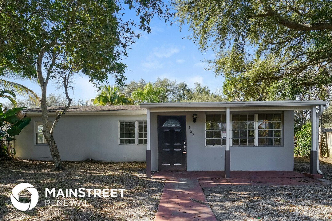 122 Allen Rd in West Park, FL - Building Photo