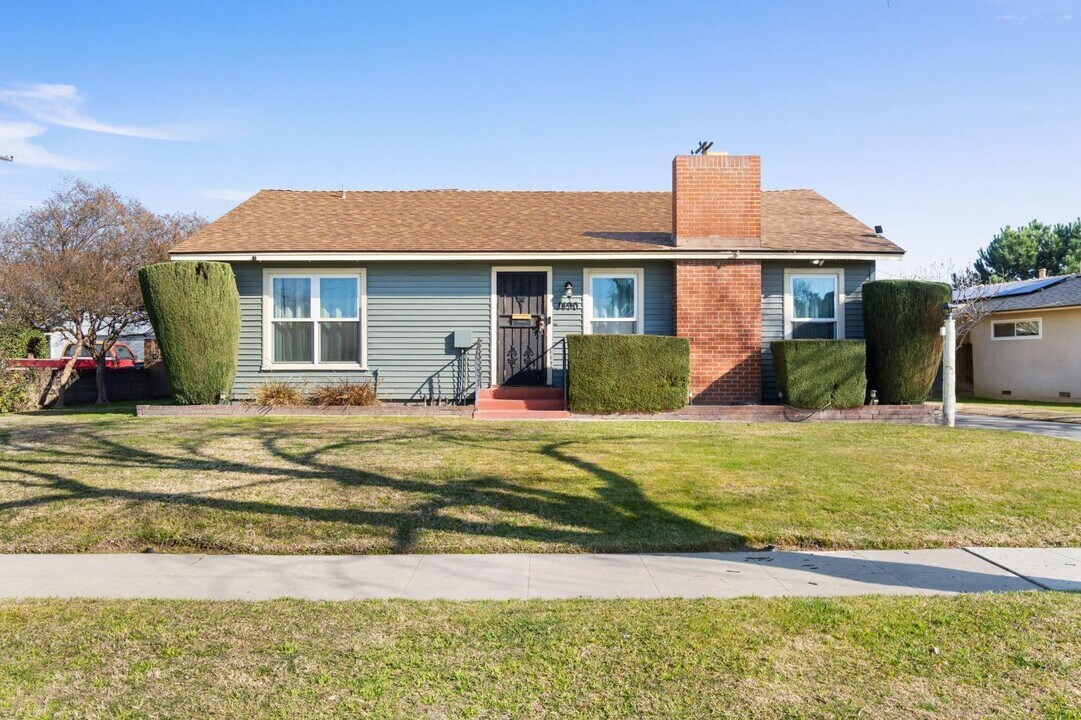 1490 N Fay Ave in Fresno, CA - Building Photo