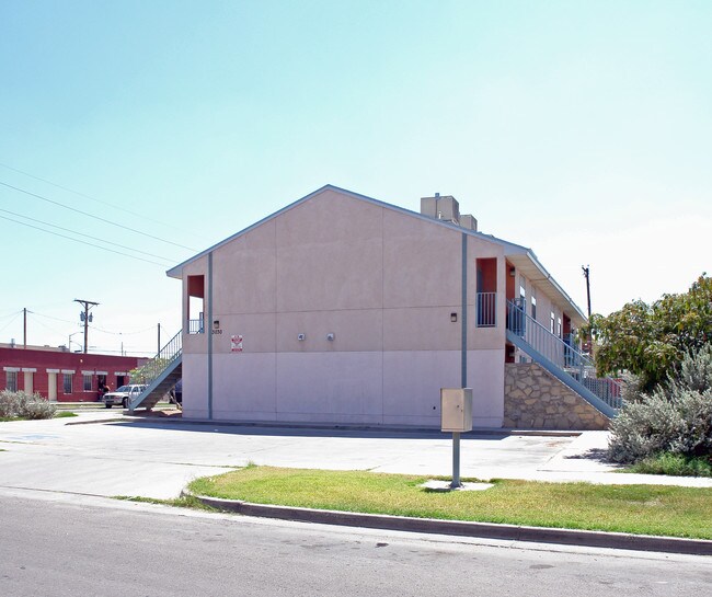 3030 Frutas Ave in El Paso, TX - Foto de edificio - Building Photo