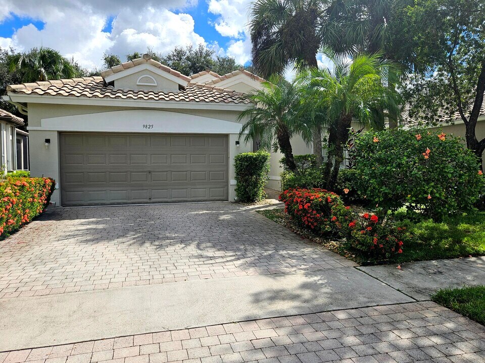 9825 Mantova Dr in Wellington, FL - Foto de edificio