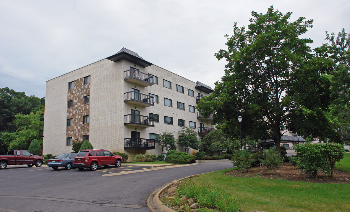 Forest Villa Condominiums in Countryside, IL - Foto de edificio