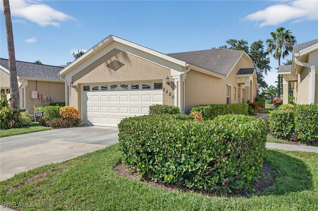 8480 Ibis Cove Cir in Naples, FL - Foto de edificio
