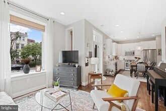 1249 Kenyon St NW in Washington, DC - Foto de edificio - Building Photo