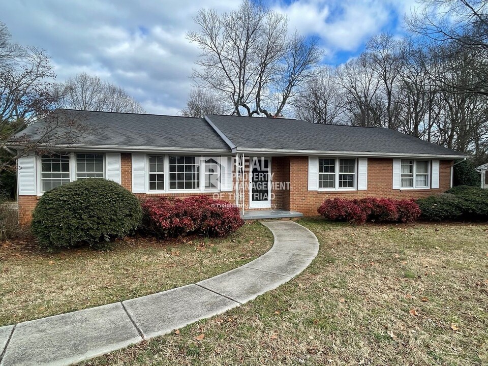 808 Elizabethan Dr in Greensboro, NC - Building Photo