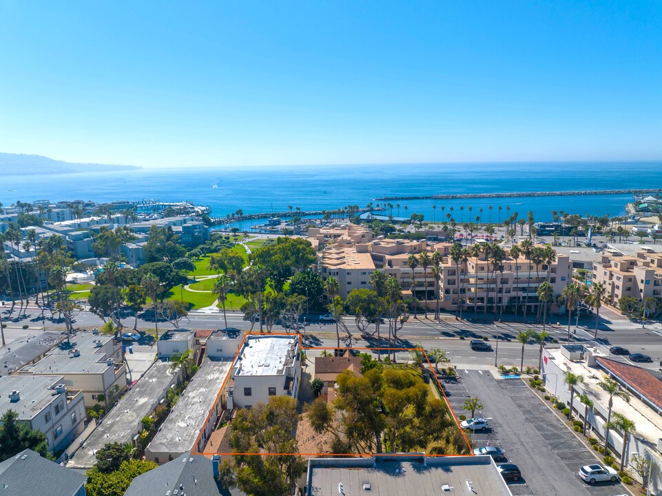 216 N Catalina Ave in Redondo Beach, CA - Building Photo