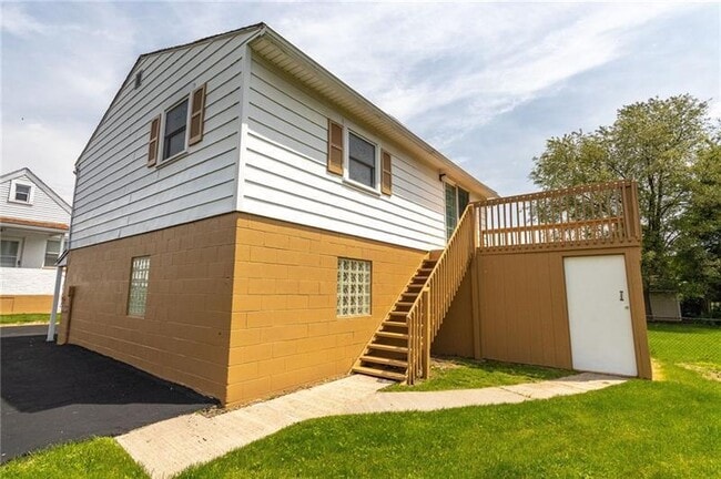 1237 Euclid Ave, Unit 1237 - Rear in Aliquippa, PA - Building Photo - Building Photo