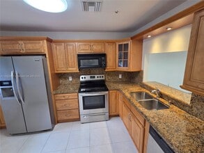 460 Lakeview Dr in Weston, FL - Building Photo - Building Photo
