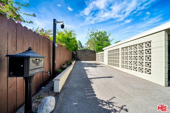 6657 Valmont St in Los Angeles, CA - Building Photo - Building Photo