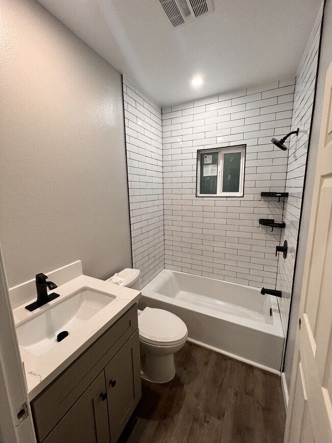 1752 W 82nd St, Unit 1750 w 82nd in Los Angeles, CA - Building Photo - Building Photo