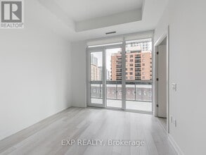 39-339 Roehampton Ave in Toronto, ON - Building Photo - Building Photo