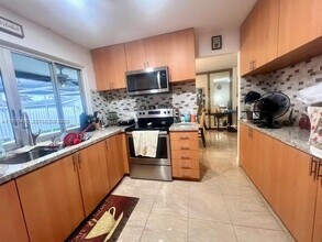 10631 NW 28th St in Sunrise, FL - Building Photo - Building Photo