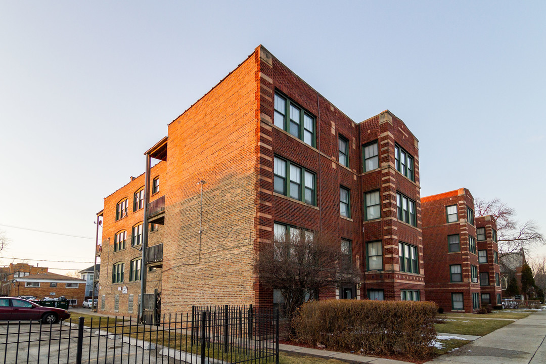 Erie Lake Apartments in Maywood, IL - Building Photo