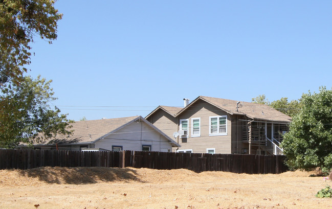 5 Apartment Units and 2 Storage Sheds in Marysville, CA - Foto de edificio - Building Photo