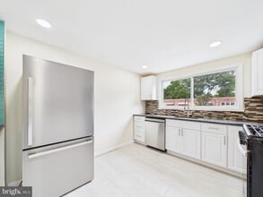 2033 Valleyview Dr in Folcroft, PA - Building Photo - Building Photo