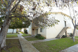 Burkhart Apartments in Chula Vista, CA - Foto de edificio - Building Photo