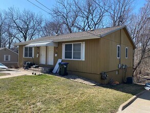 927 N Dodge St in Iowa City, IA - Building Photo - Building Photo