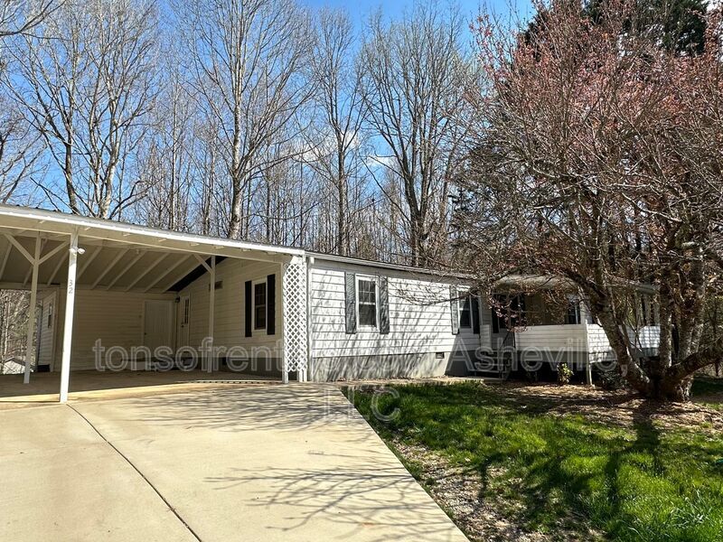 32 Little Dove Ct in Hendersonville, NC - Building Photo
