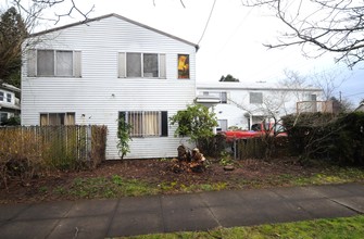 2513 N Rosa Parks Way in Portland, OR - Building Photo - Building Photo