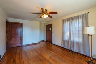 1217 Meadowview Ave in Johnson City, TN - Building Photo - Building Photo