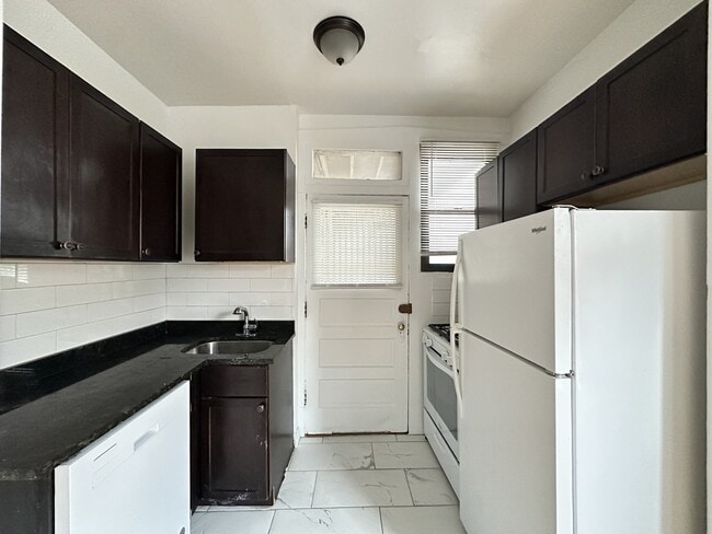 1321.5 W Estes Ave in Chicago, IL - Building Photo - Building Photo