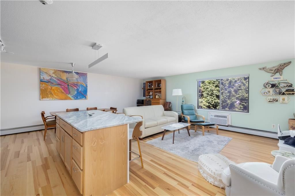 66 Girard Ave in Newport, RI - Foto de edificio